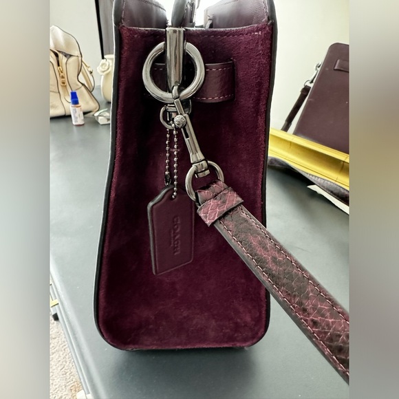 Beautiful Coach Plum Crossbody bag with snake print accents - Picture 2 of 8